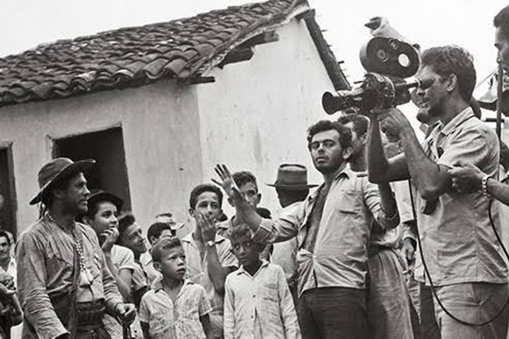 Ao longo dos anos, foi consagrado como uma figura decisiva na renovação da linguagem cinematográfica nacional, sendo reconhecido como o principal expoente do Cinema Novo, movimento que marcou profundamente o cinema brasileiro nas décadas de 1960 e 1970.  Reprodução: Flipar