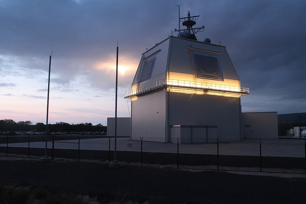 Nos anos 1980, muitos navios da Marinha passaram a depender do sistema de armas AEGIS, que usa um radar potente para localizar e seguir mísseis inimigos. 