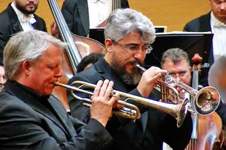 Trompete: Tubo enrolado com som brilhante e penetrante. Usado desde a Antiguidade, foi modernizado no século XIX com válvulas por Heinrich Stölzel na Alemanha. Toca fanfarras, temas heroicos e solos vibrantes. Reprodução: Flipar
