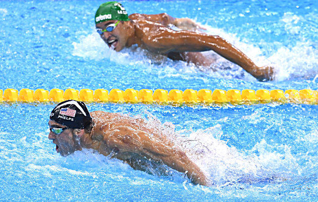 Le Clos observa Phelps na piscina, imagem que ficou marcada. Foto: Divulgação