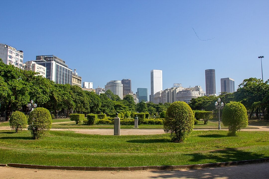 Praça Paris – Rio de Janeiro, RJ - Inaugurada em 1926 na Glória, foi inspirada nos jardins franceses e projetada pelo urbanista Alfred Agache. Possui fontes, esculturas e um paisagismo sofisticado que a torna um refúgio elegante no centro da cidade. É um ótimo local para caminhadas e contemplação. Reprodução: Flipar