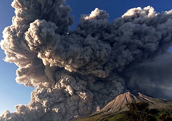 “Nossos dados sugerem que a desgaseificação de enxofre vulcânico poderia ter causado quedas globais repetidas e de curta duração nas temperaturas”, contou Sara Callegaro, geocientista da Universidade de Oslo. Reprodução: Flipar