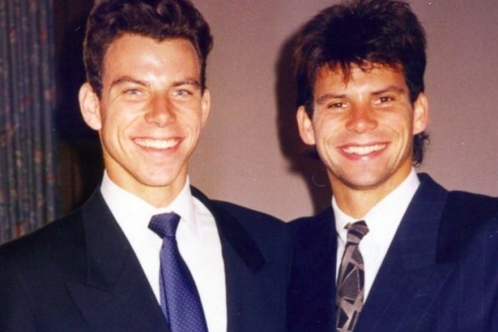 Erik e Lyle não foram considerados suspeitos da morte dos pais logo de início. No entanto, a investigação começou a focar nos irmãos quando eles começaram a ostentar uma vida de luxo, financiados pela herança dos pais. Reprodução: Flipar