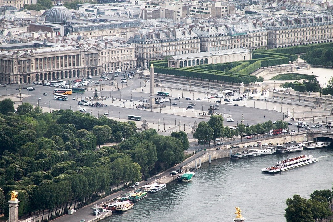 Place de la Concorde – Paris, França - Do século XVIII, é famosa pelo Obelisco de Luxor e pela importância histórica na Revolução Francesa. Sua elegância e localização estratégica a tornam uma das praças mais deslumbrantes da capital francesa.
 Reprodução: Flipar