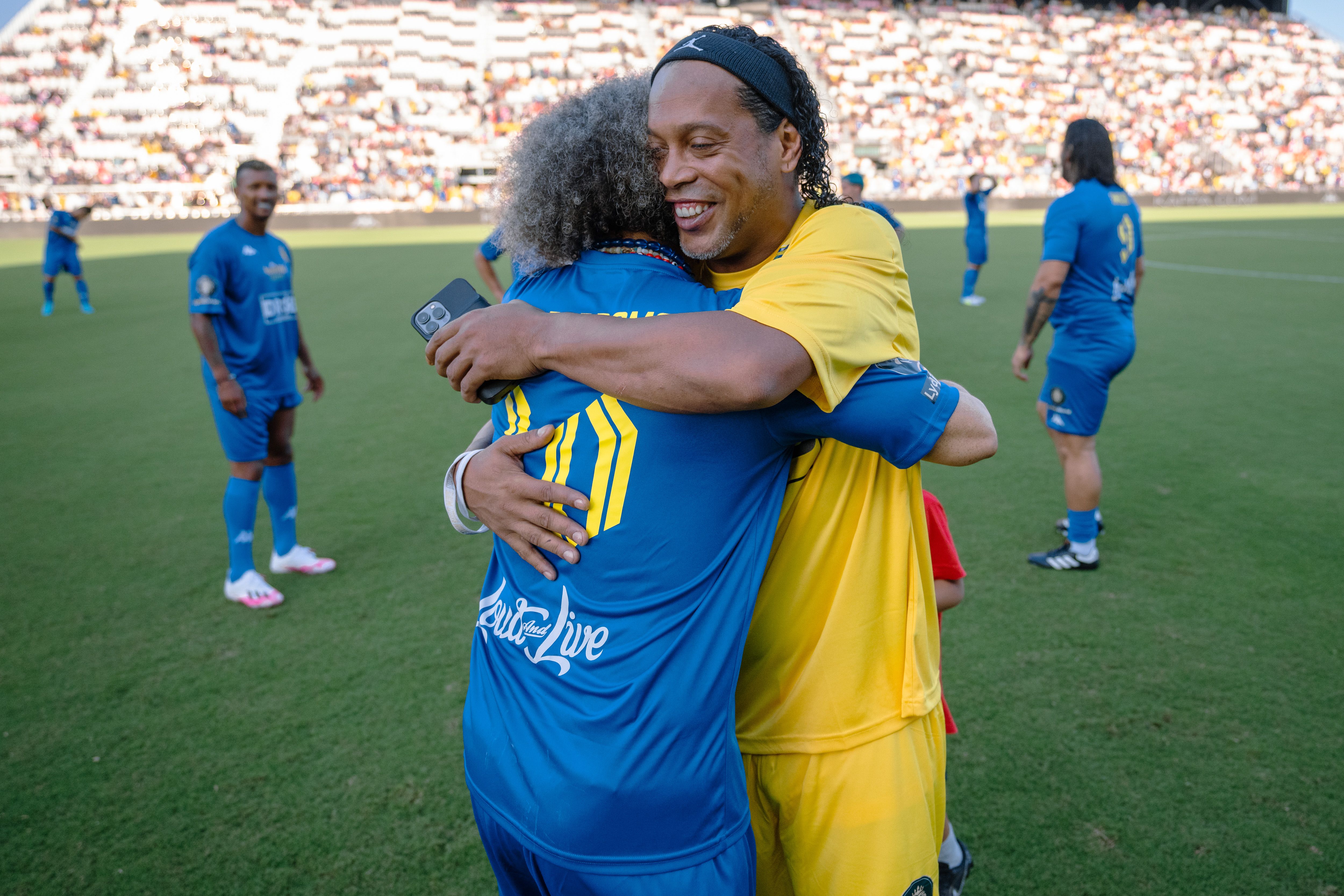 Ronaldinho Gaúcho e Roberto Carlos promovem Jogo das Estrelas em