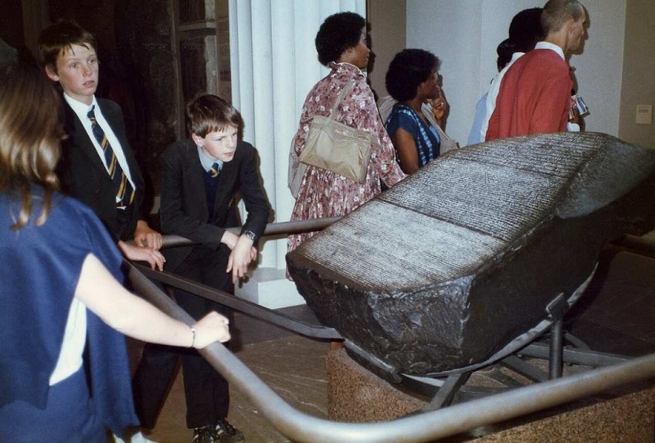 Embora a Alemanha defenda que a escultura foi legalmente adquirida de acordo com as práticas da época, o Egito tem buscado a devolução do busto, assim como outros artefatos significativos, como a Pedra de Roseta e o Zodíaco de Dendera, atualmente mantidos em Londres e Paris, respectivamente. Reprodução: Flipar