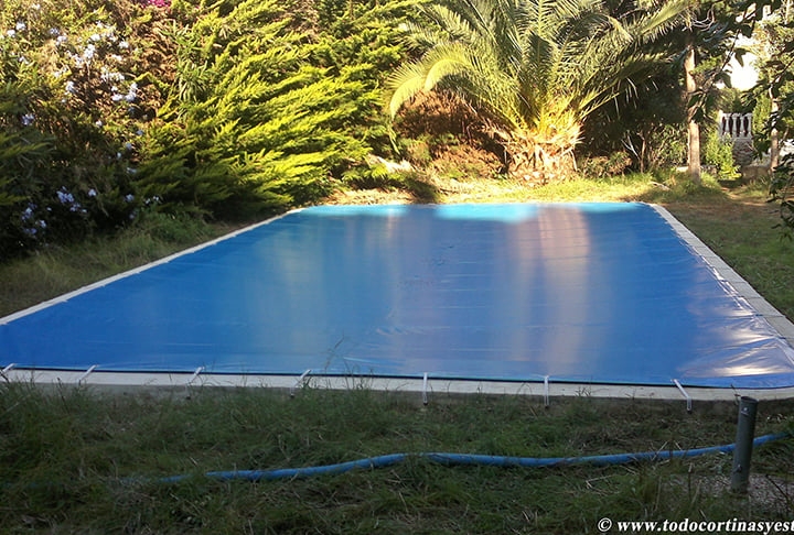 Quem tem piscina deve manter coberta para não deixar a água exposta. Assim, não atrai insetos de forma geral.  Reprodução: Flipar