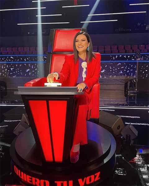 Nesse mesmo ano, ela lançou seu álbum de estreia, “Laura Pausini”, que obteve sucesso internacional, vendendo cerca de duas milhões de cópias. 
 Reprodução: Flipar