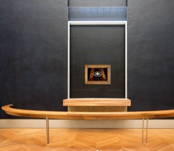 Em agosto de 2024, o Louvre substituiu a icônica tela por uma foto que viralizou nos Jogos Olímpicos de Paris. Reprodução: Flipar