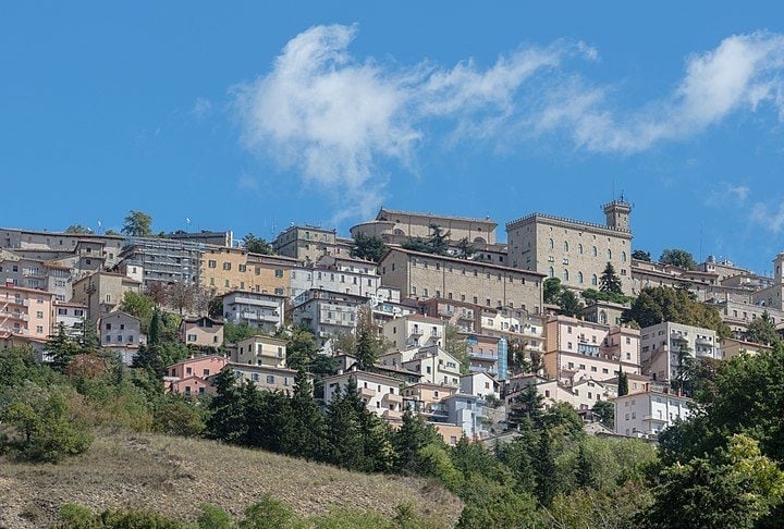 SAN MARINO, EUROPA: 61 km². - San Marino tem cerca de 34.000 habitantes e é considerada a república mais antiga do mundo, fundada em 301 d.C. Situado no centro da Itália, o país tem belas paisagens montanhosas e castelos medievais que atraem turistas. Sua economia é impulsionada pelo turismo e pela exportação de selos e moedas. Reprodução: Flipar