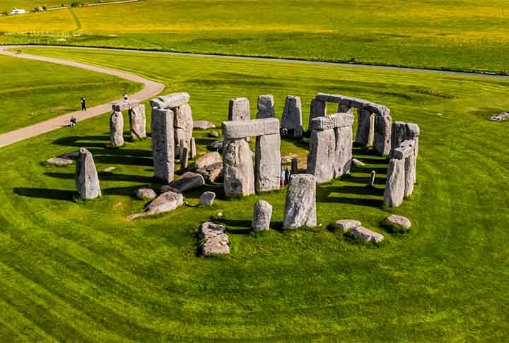 As pedras, algumas pesando até 25 toneladas, foram transportadas de longas distâncias, o que aumenta o fascínio sobre como e por que foi construído. Até hoje, Stonehenge continua a atrair visitantes e pesquisadores, fascinados por sua história e significado. Reprodução: Flipar