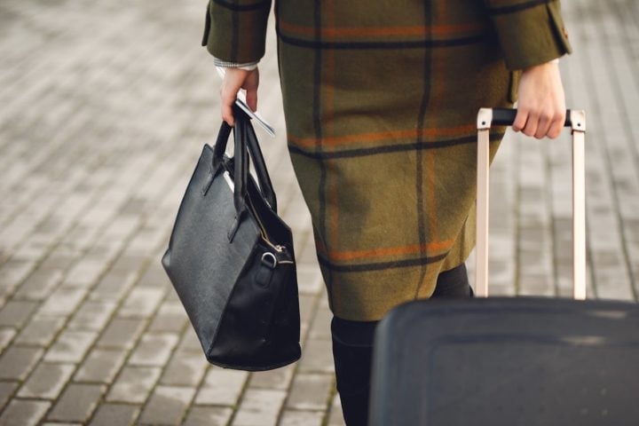 Ainda assim, alguns cuidados podem ser tomados para evitar problemas com as malas. Um deles é levar na bagagem de mão itens essenciais como remédios, produtos de higiene pessoal, uma muda de roupa e objetos valiosos como dinheiro, joias e eletrônicos. Reprodução: Flipar