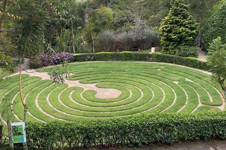 Alguns parques pelo mundo apostaram em labirintos verdes para dar um toque especial ao local e atrair cada vez mais o público. Em vários deles, há jardins com esses conjuntos de percursos, que atrelam as características dessas construções à contemplação da natureza.  Reprodução: Flipar