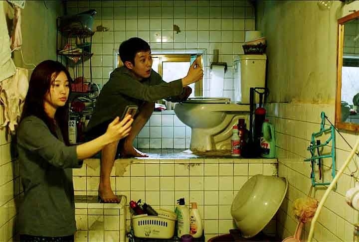 Parasita (2019): eis o primeiro filme vencedor do Oscar de melhor filme (em 2020) da lista. Dirigido por Bong Joon-ho, é um drama sul-coreano que segue a família Kim, que luta para melhorar sua situação financeira. Quando eles se infiltram na rica família Park, assumindo empregos como empregados, começam a explorar e manipular a situação para seu próprio benefício. O filme mistura comédia, drama e suspense para oferecer uma crítica social perspicaz sobre a desigualdade de classe e as complexidades das relações sociais. A trama é marcada por reviravoltas inesperadas e um retrato profundo das disparidades econômicas do país. Reprodução: Flipar