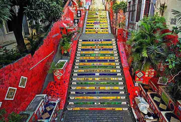 Escadaria Selarón, Rio de Janeiro, Brasil: Possui 215 degraus cobertos por mosaicos de azulejos coloridos de várias partes do mundo. O acesso é a pé e foi criada pelo artista Jorge Selarón em 1990. É um símbolo cultural do Rio e da diversidade artística.
 Reprodução: Flipar