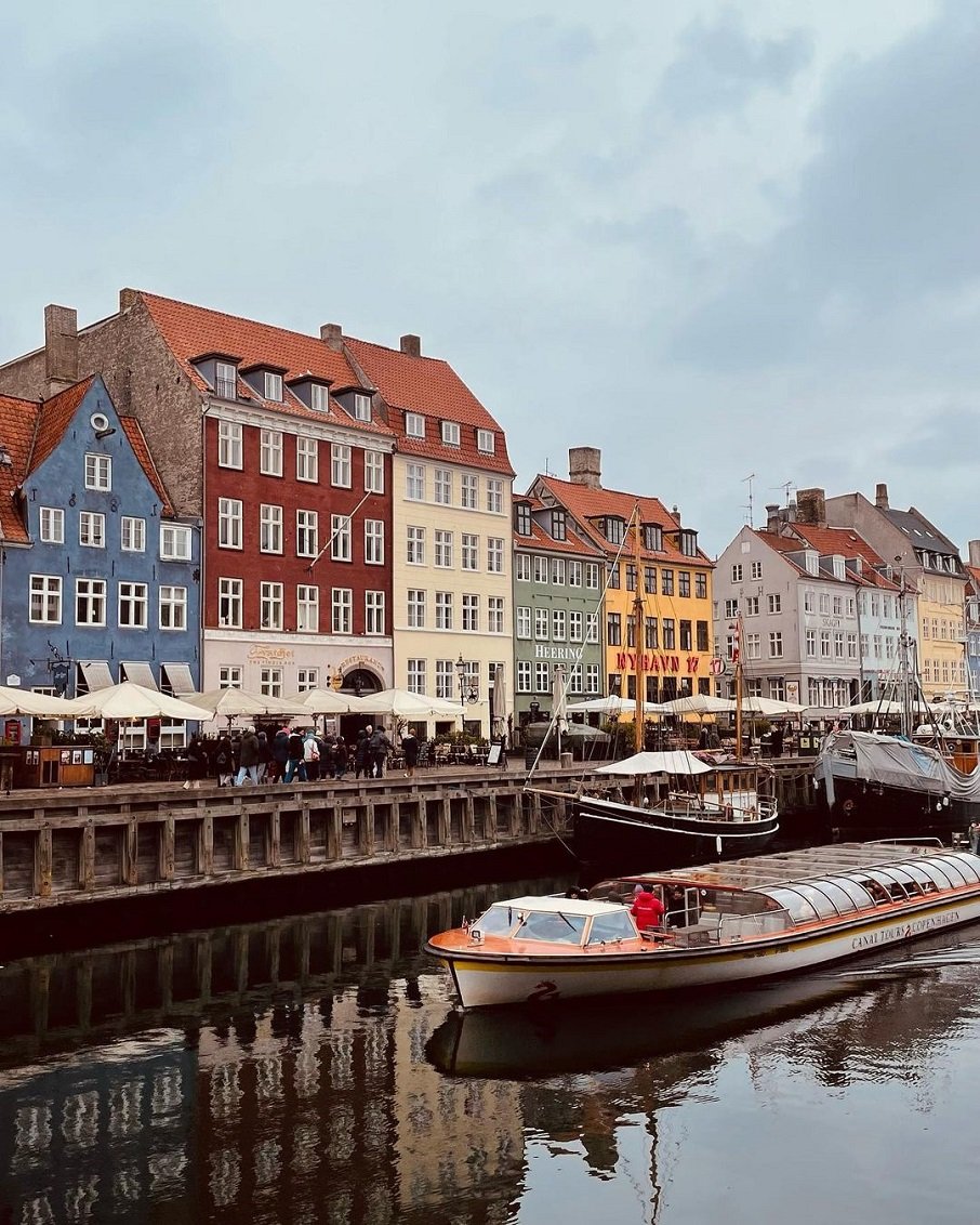 As casas coloridas e o rio que margeia a rua Nyhavn, em Copenhagen, na Dinamarca. Foto: Reprodução/Instagram 04.04.2023