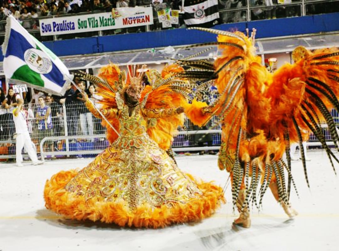 Na dança, o mestre sala atua como o guardião do pavilhão, Ele sempre gira em torno do seu próprio eixo no sentido horário e anti-horário, sempre no sentido contrário ao que gira a porta bandeira. Tudo como uma engrenagem, com muito sincronismo e leveza. Reprodução: Flipar