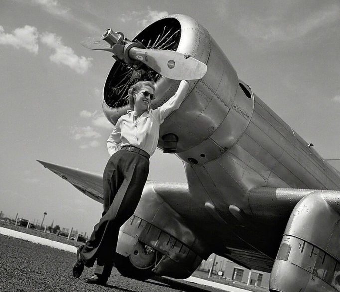 Em 1953, Cochran se tornou a primeira mulher a quebrar a barreira do som. Ela morreu em 1980, na sua casa em Indio, Califórnia, aos 74 anos. Reprodução: Flipar