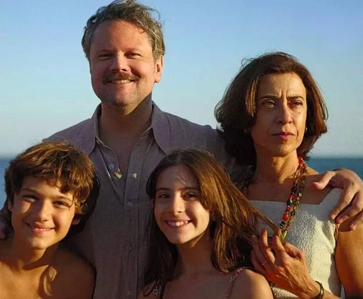 Ainda Estou Aqui - Com direção de Walter Salles, o filme que conta a história real do desaparecimento do ex-deputado Rubens Paiva nas mãos de agentes da ditadura militar, foi indicado ao Oscar de 2025 em três categorias: Melhor Atriz (Fernanda Torres), Melhor Filme e Melhor Filme Internacional.
 Reprodução: Flipar