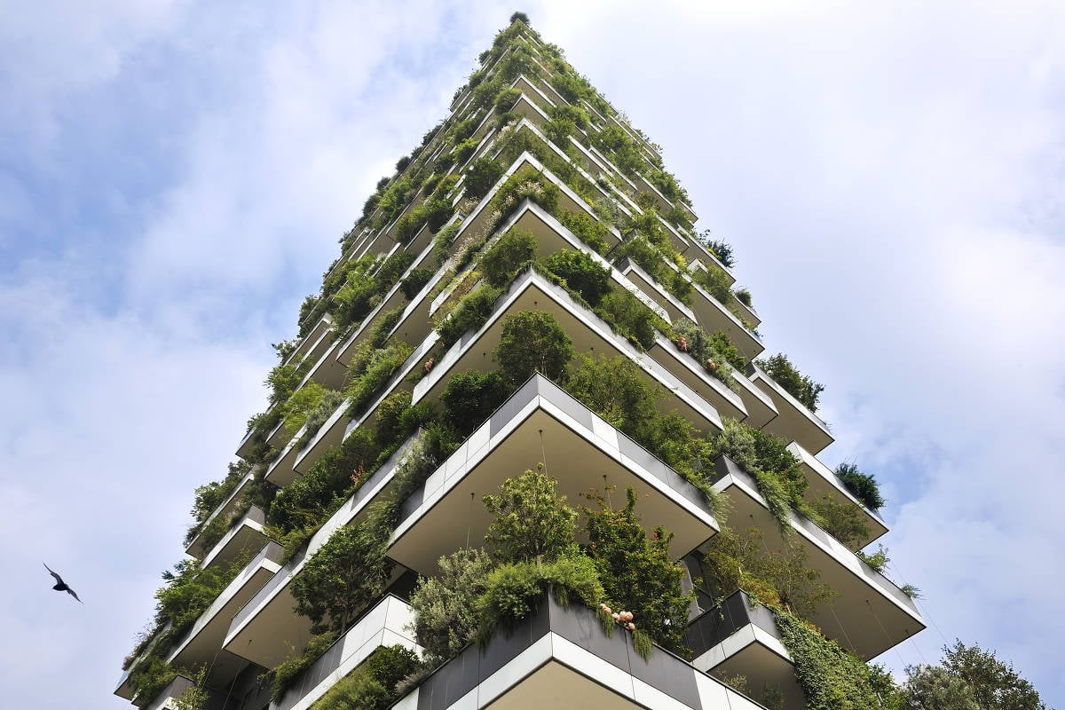 Localizado no centro de Milão, o Bosco Verticale é um complexo residencial composto por duas torres cobertas de plantas e árvores.  Reprodução: Flipar