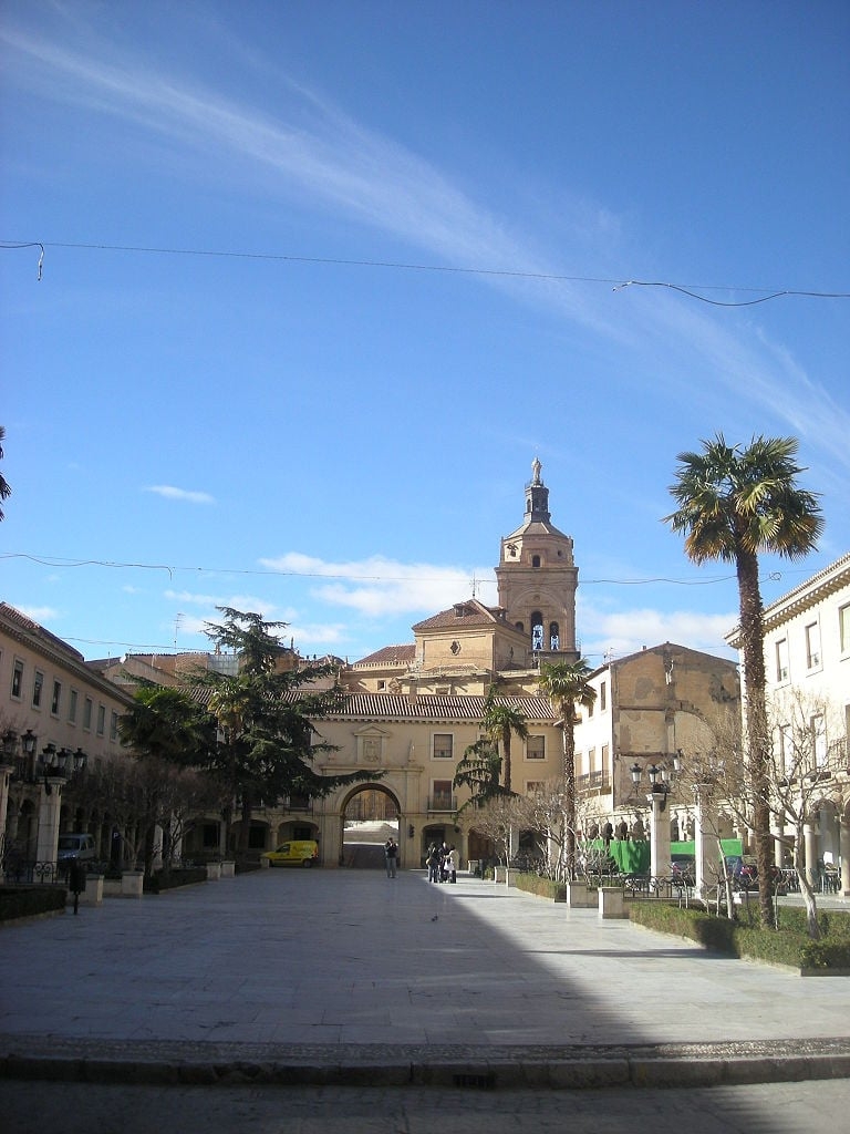 Em Granada, comunidade autônoma da Andaluzia, fica a cidade de Guadix, um dos locais mais antigos de ocupação na Península Ibérica.  E ali destaca-se a Praça da Constituição, com edifícios históricos, local de encontro dos moradores e de visitação turística.  Reprodução: Flipar