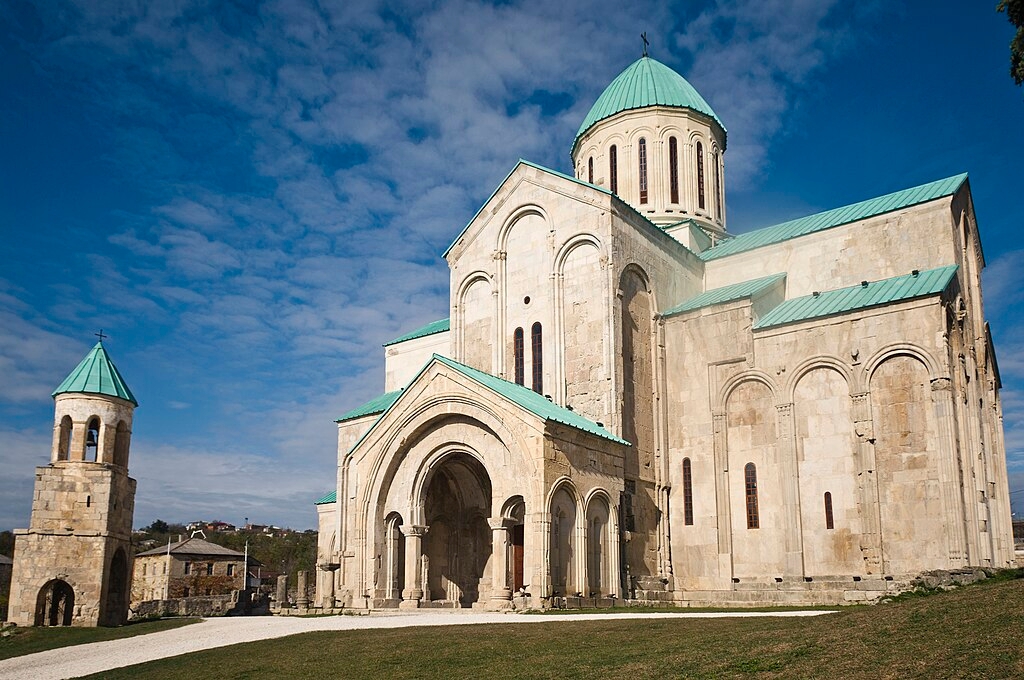 Outros pontos turísticos da Geórgia, como o ‘Ministério Gelati’ e a ‘Catedral Bagrati’, possuem tanta relevância no cenário internacional que também são considerados patrimônios da humanidade pela UNESCO. Reprodução: Flipar