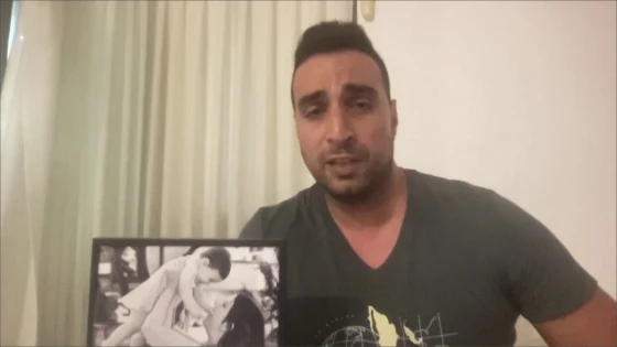 Um homem israelense chamado Yoni Asher relatou ter identificado em vídeo nas redes sociais a esposa, as duas filhas e a sogra sendo conduzidas pelo terroristas.