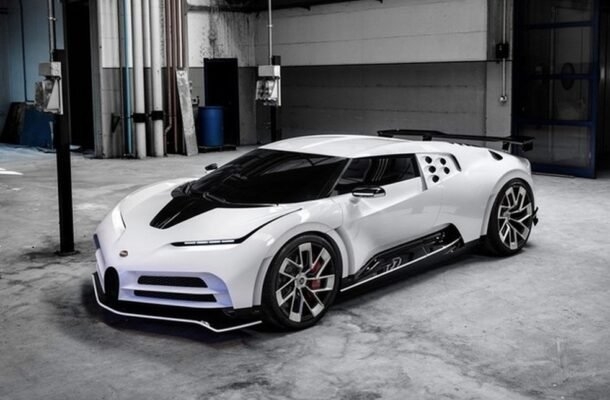 A Bugatti Centodieci é o carro mais caro que Cristiano Ronaldo já teve. Ele adquiriu após chegar na Arábia Saudita, e este modelo pode chegar a 54 milhões de reais. Foto: Divulgação Reprodução: Jogada10