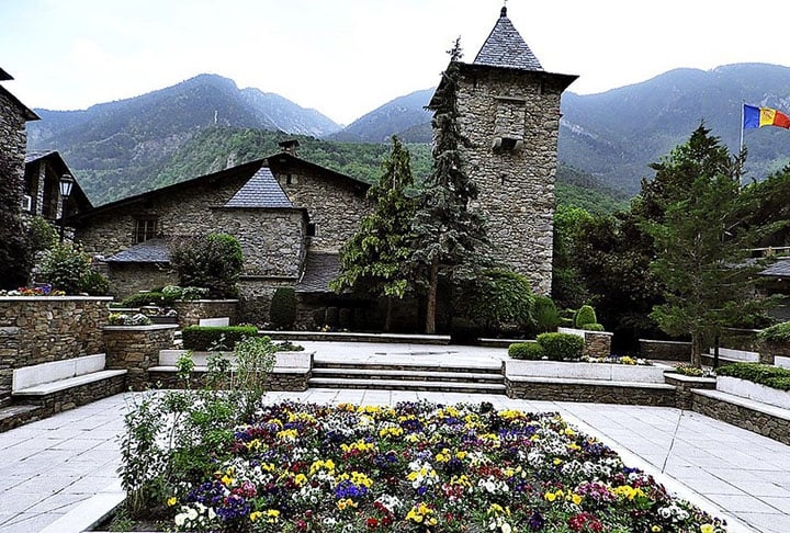 Outros importantes pontos turísticos são a Casa de la Vall (foto), edifício centenário que é a sede do parlamento desde a sua fundação. Reprodução: Flipar