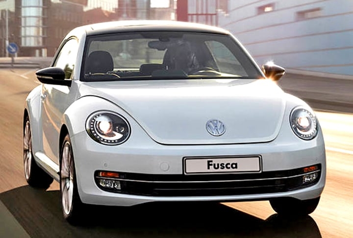 Como uma forma de homenagear o clássico carro da marca, a Volkswagen lançou o ‘New Beetle’, que foi produzido entre 1997 e 2019. Reprodução: Flipar