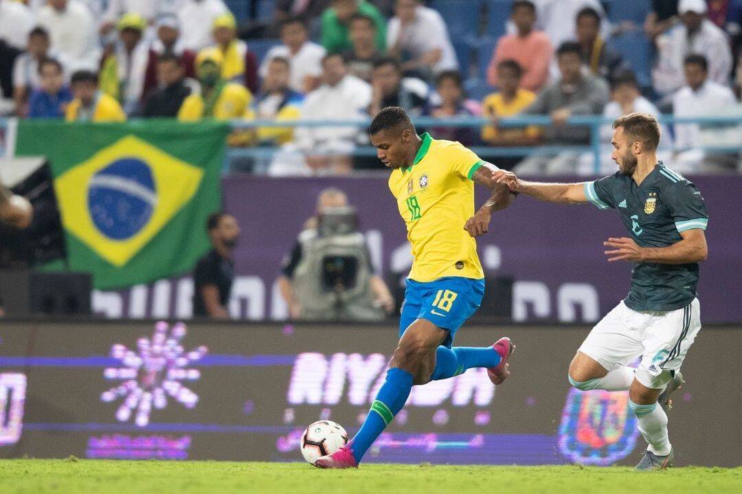 Wesley Moraes é apresentado como novo camisa 9 do Internacional e