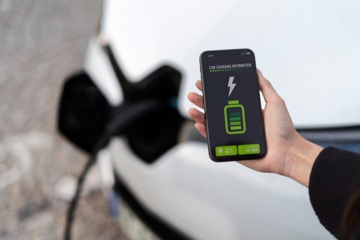 Apesar da tecnologia inovadora, ainda há limitações nesse tipo de bateria. Por gerar energia em níveis de microwatts, ela não é adequada para dispositivos de uso intensivo de energia, como veículos elétricos ou smartphones. Reprodução: Flipar