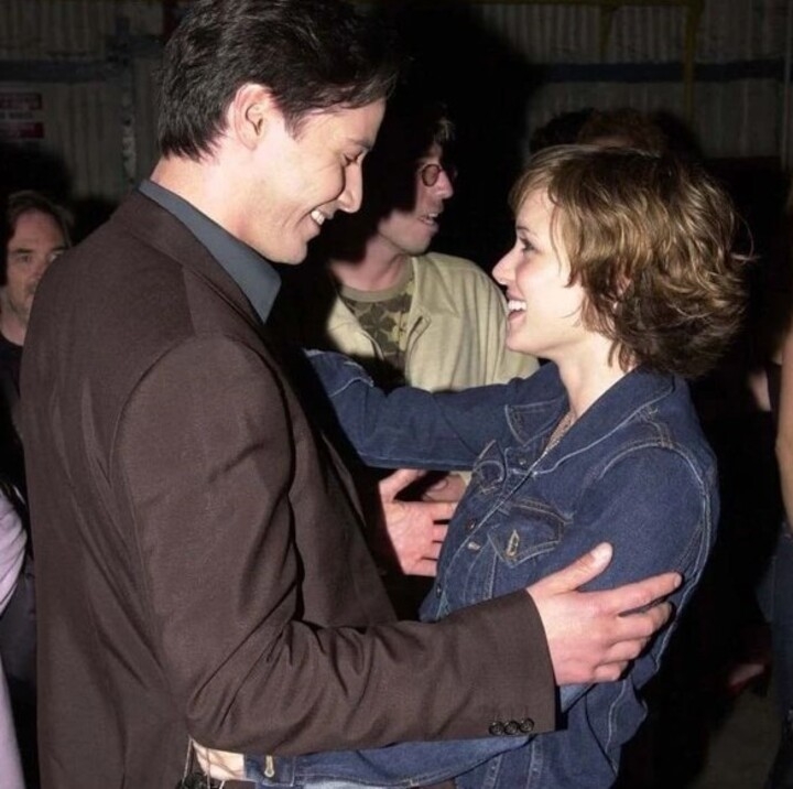 Em entrevista ao podcast “Happy Sad Confused”, a atriz Winona Ryder revelou recentemente que ela e Keanu Reeves se chamam de “marido” e “mulher” quando se comunicam por mensagens. 
 Reprodução: Flipar