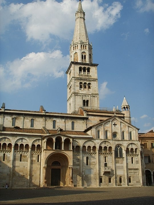 Catedral de Módena - Uma das igrejas de arte românica mais importantes da Europa. Patrimônio Mundial da Humanidade. A fachada tem relevos notáveis de figuras bíblicas.  Reprodução: Flipar