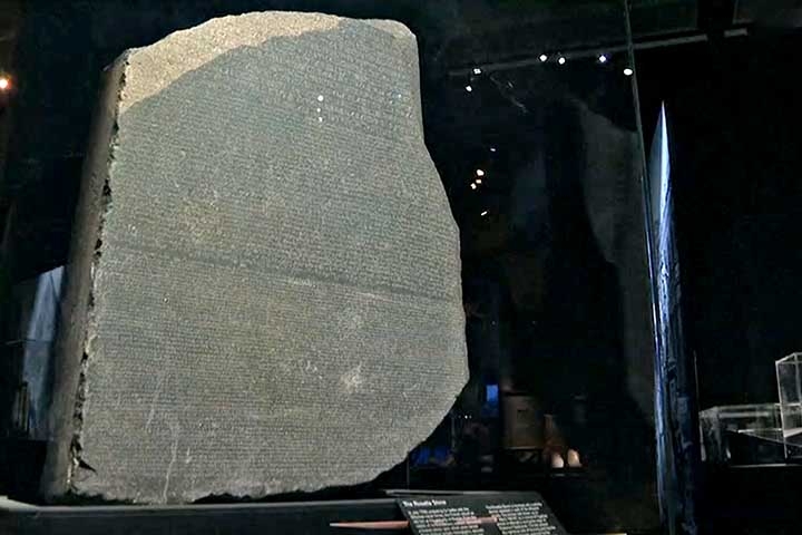 A Pedra de Roseta tornou-se um ícone cultural, frequentemente associada à ideia de “chave de tradução” ou “solução para mistérios complexos”. 
 Reprodução: Flipar
