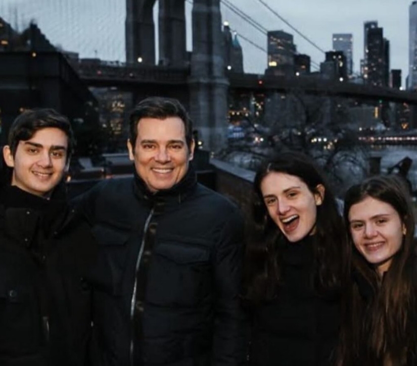 Celso Portiolli e Suzana Marchi - O apresentador de TV é casado com a esposa desde 1992 e tem três filhos: Laura (nascida em 2000), Pedro Henrique (2003) e Luana (2006).. Foto: Reprodução: Flipar