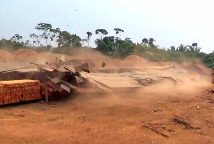 Agentes das duas instituições também desconfiaram da forma como madeireiras autorizadas estavam atuando nessa região amazônica. 