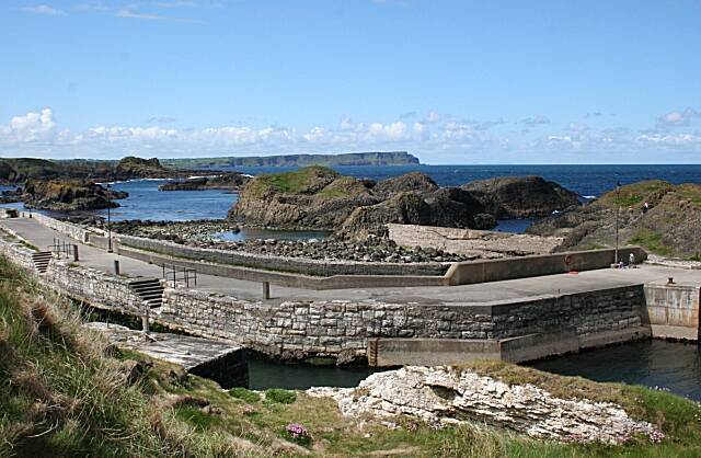 Porto de Ballintoy (Irlanda): locação deu vida à terra natal de Theo Greyjoy, as Ilhas de Ferro. Foto: Wikimedia Commons