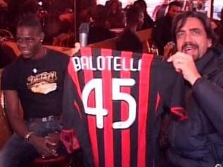 Balotelli (2010) - Enquanto estava afastado pela Inter de Milão, o atacante italiano apareceu vestido com a camisa do Milan, maior rival do clube. Na época, o empresário do atleta considerou o ato como uma brincadeira. Foto: Reprodução