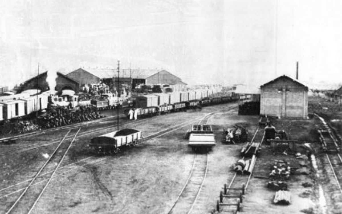 Ribeirão Preto (SP): Ribeirão Preto contou com duas rotundas. A primeira, de 90 graus, teria sido demolida por volta de 1912, quando uma segunda estrutura de 360 graus foi inaugurada.  Essa nova rotunda possuía dois giradores e funcionou até o final dos anos 1960, quando a estação foi transferida. Há relatos de que poderia ter resistido até 1972, mas sem confirmação.  O espaço era considerado um dos maiores do interior e teve importância no auge da Mogiana. Hoje, não restam vestígios físicos.. Foto: Reprodução/Estações Ferroviárias do Brasil