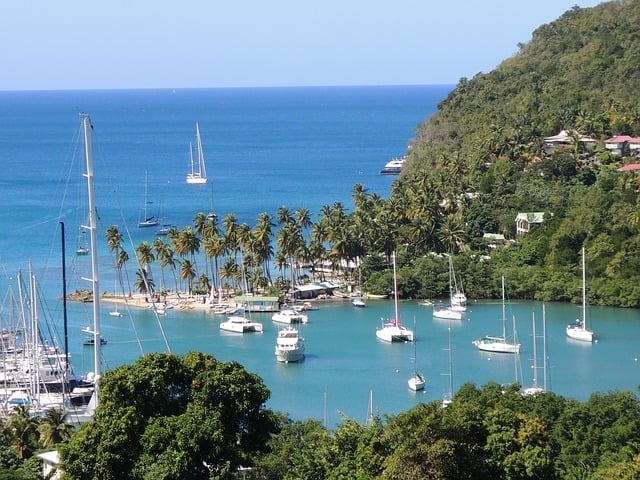 SANTA LÚCIA - AMÉRICA CENTRAL - 616 km² - Localizada no Caribe, Santa Lúcia é famosa por suas praias vulcânicas e montanhas exuberantes, como o Pico de São Lourenço. A economia do país depende do turismo e da agricultura, especialmente de bananas. A nação também é conhecida por sua rica herança cultural afro-caribenha. Reprodução: Flipar