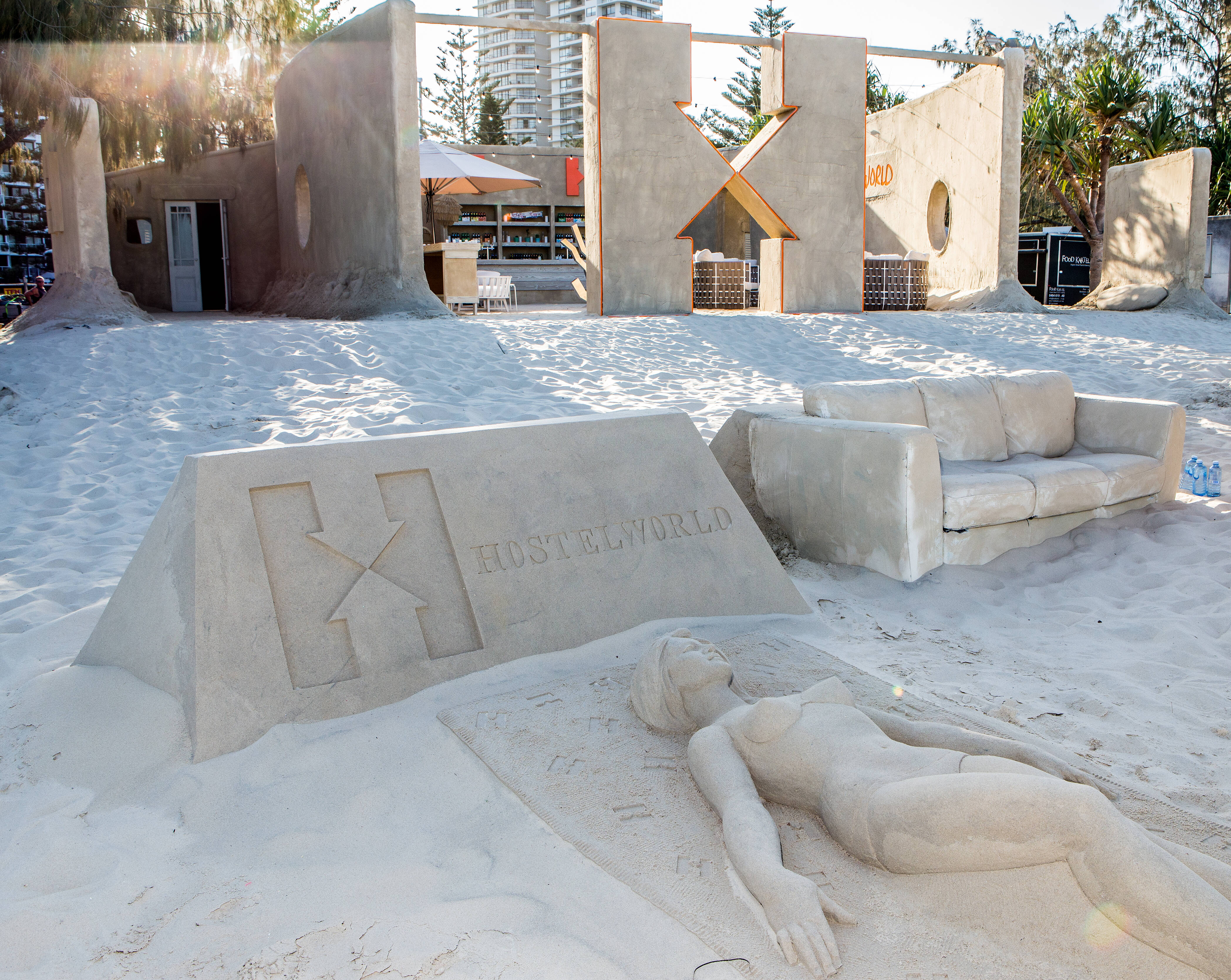 O hostel foi inspirado em um gigante castelo feito de areia. Foto: Divulgação/Hostelworld