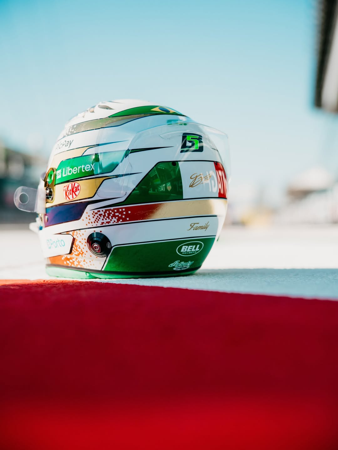 Capacete de Gabriel Bortoleto manteve bandeira brasileira nas laterais. Foto: Reprodução/Instagram