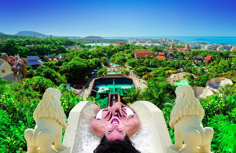 1°) Siam Park (Tenerife, Espanha): Eleito o melhor parque do mundo, o Siam Park conta com uma ampla variedade de toboáguas, piscinas de ondas, rios tranquilos e áreas temáticas, tudo isso com inspiração na cultura tailandesa.