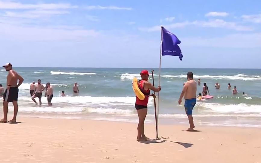 Os guarda-vidas fincaram até bandeiras azuis nas praias - entre elas, a Capão da Canoa - para alertar sobre o perigo.  Reprodução: Flipar