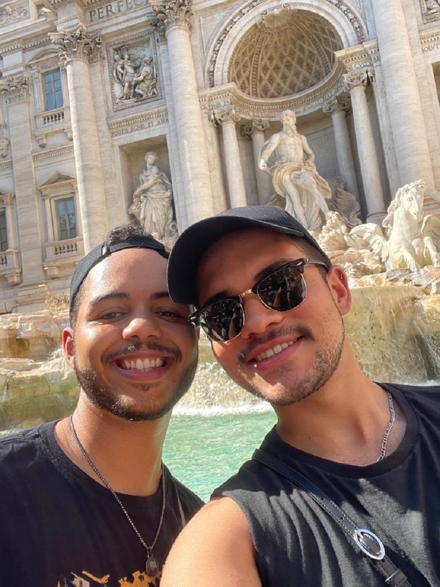 O estudante Denis Pascoal com o namorado em viagem pela Europa.. Foto: Arquivo pessoal