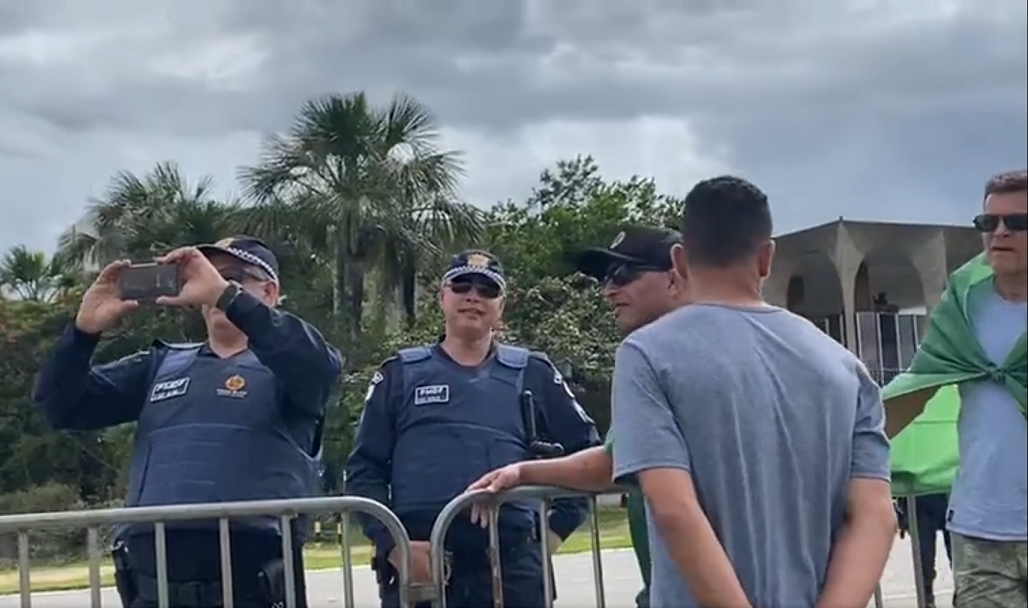 Agentes da Polícia Federal do DF são vistos interagindo pacificamente com manifestantes durante atos terroristas na Praça dos Três poderes. Foto: Reprodução/Twitter