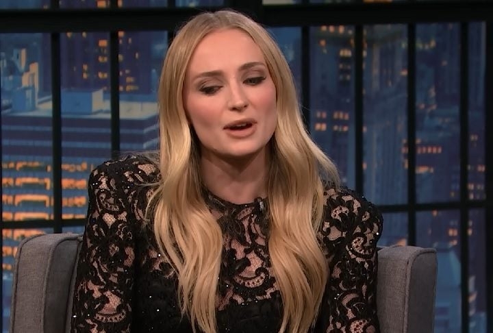 Em entrevistas às revistas Harper’s Bazaar e Vogue, ela relatou que fatores como a violência armada e a perda de direitos das mulheres pesaram em sua decisão. Reprodução: Flipar