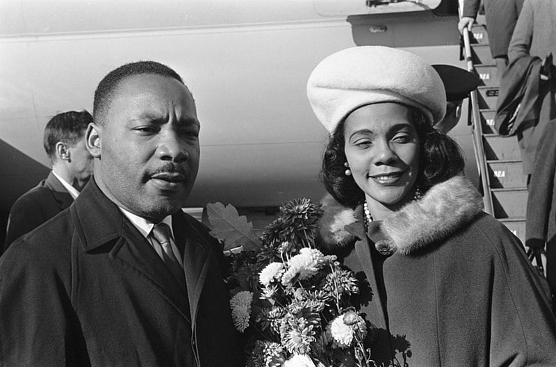 “Coretta ligou para a minha mãe perguntando se seus filhos poderiam fazer parte da escola porque eles estavam tendo dificuldade para encontrar um lugar que aceitasse as crianças”, explicou a atriz.
 Reprodução: Flipar