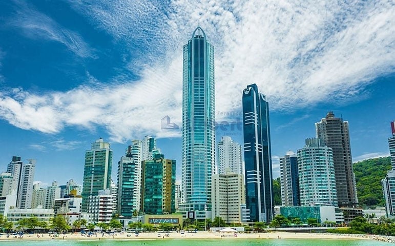 Em 5º lugar no Brasil, temos o Infinity Coast, com 234 metros. Ele começou a ser construído em 2013 - o que mostra que faz tempo que a cidade se planejou para chamar atenção pelos empreendimentos gigantescos. O edifício foi inaugurado em 2019. São 66 andares, com vista para a Praia Central.   Reprodução: Flipar